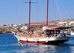 Le bateau de croisière Galatée à Paros