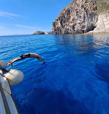 Cruise with Galatea in Paros - diving from the boat