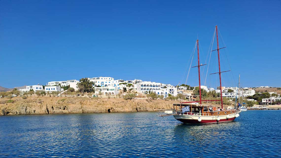 Boat tour in paros and antiparos